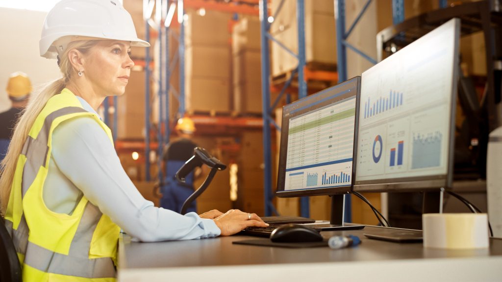 A worker in an 3PL warehouse